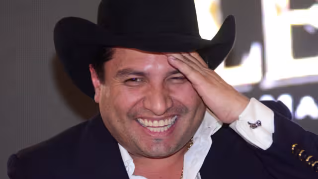 Julión Álvarez siempre humilde, les canta a pasajeros en el autobús: VIDEO
