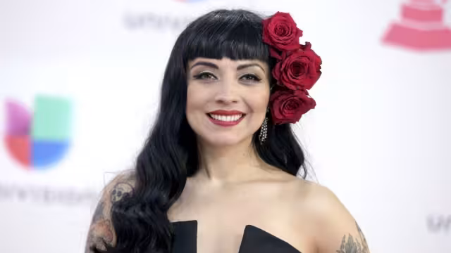 Mon Laferte y La Arrolladora Banda El Limón arrasan con ‘Se me va a quemar el corazón’
