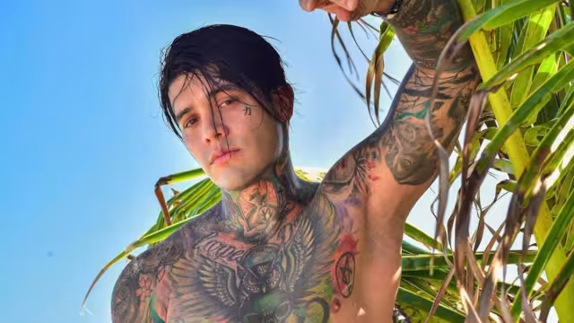 Instagramer se pone implantes mamarios por una apuesta