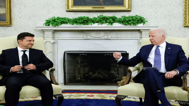 Joe Biden habló por teléfono con Volodimir Zlenski para informarle que continuará con el envío de apoyo. Foto: EFE