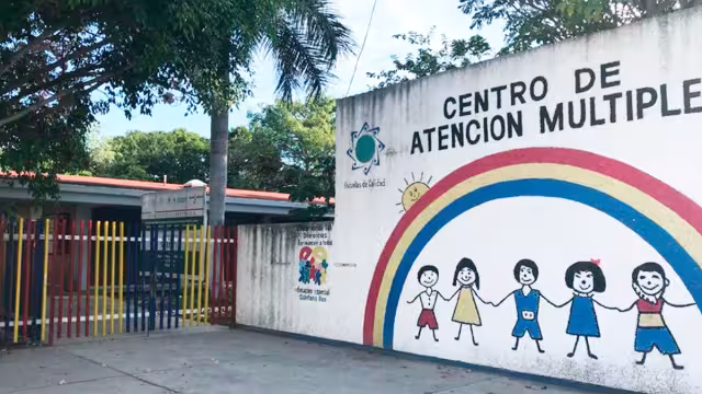 A menos de un mes de haberse limpiado la calle cerca del Centro de Atención Múltiple 'Ann Sulivan', descubrieron a un hombre tirando basura