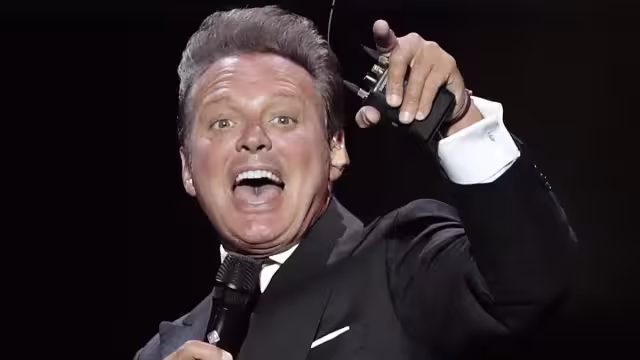 Luis Miguel es sorprendido mientras mueve el trasero