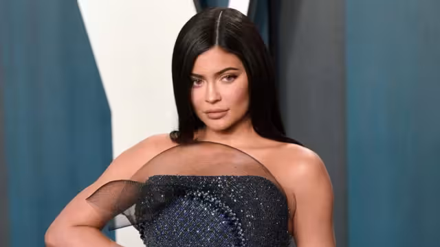 Kylie Jenner promociona sus productos con una sensual producción de fotos