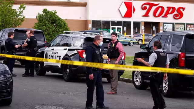 De acuerdo con las autoridades, hay más de un sospechoso y huyeron del lugar