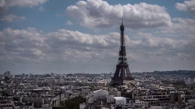 Después de horas, la Torre Eiffel regresó a la normalidad