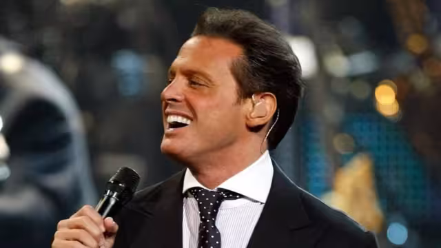 Luis Miguel sigue enseñando que es todo un galán