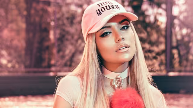 Karol G festeja con Anitta y Mariah Angeliq el lanzamiento de su nuevo disco