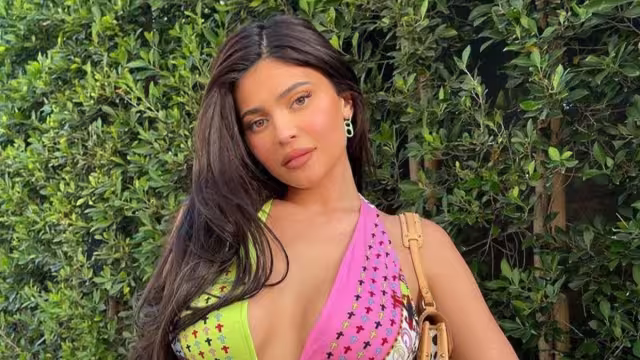 Kylie Jenner muestra una foto en bikini