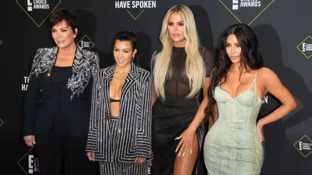 Kris Jenner junto a Kourtney, Khloé y Kim Kardashian
