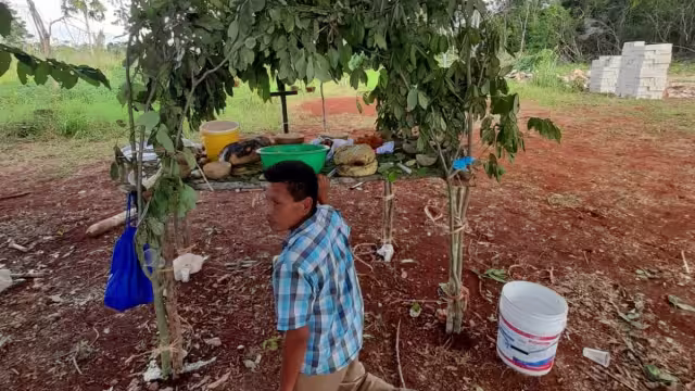 Anastasio Uluac, encargado de la tradición maya, preparó un altar para colocar los platillos