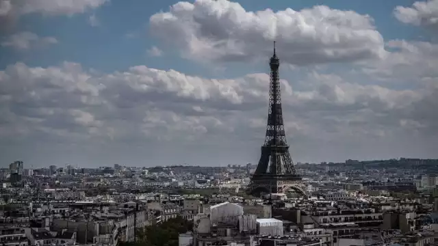 La Torre Eiffel se sumó a las protestas de las mujeres en Irán