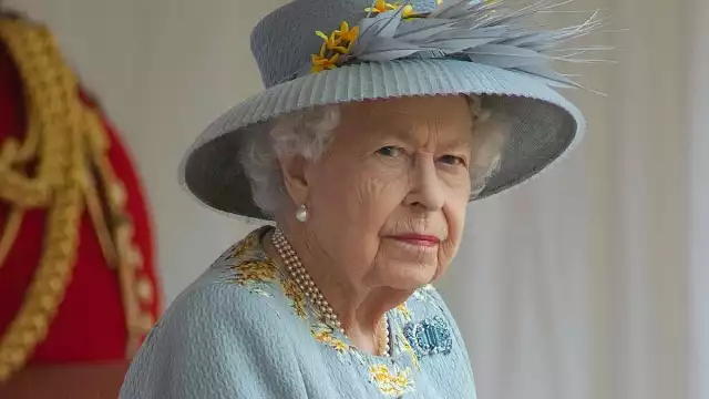 La reina Isabel II canceló la gran cena que tradicionalmente organiza previa a la Navidad con su familia, debido al aumento de infecciones por la variante ómicron del COVID-19