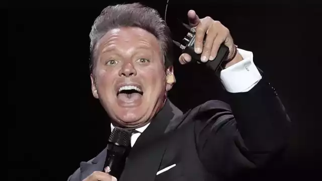 Luis Miguel es sorprendido mientras mueve el trasero