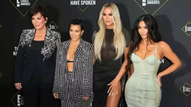 Kris Jenner junto a Kourtney, Khloé y Kim Kardashian