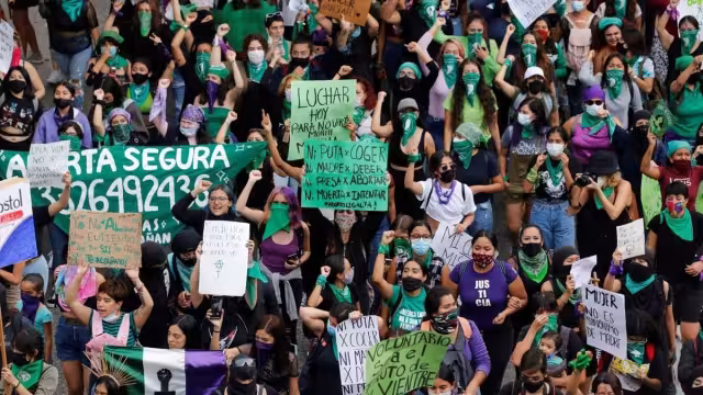 Mujeres encapuchadas causaron destrozos en las calles del Centro Histórico de la Ciudad de México, durante la manifestación “pacífica” a favor del aborto
