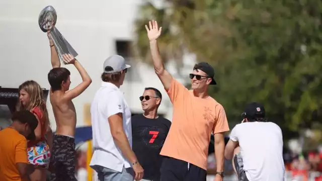 Tom Brady festeja con compañeros la victoria del Super Bowl