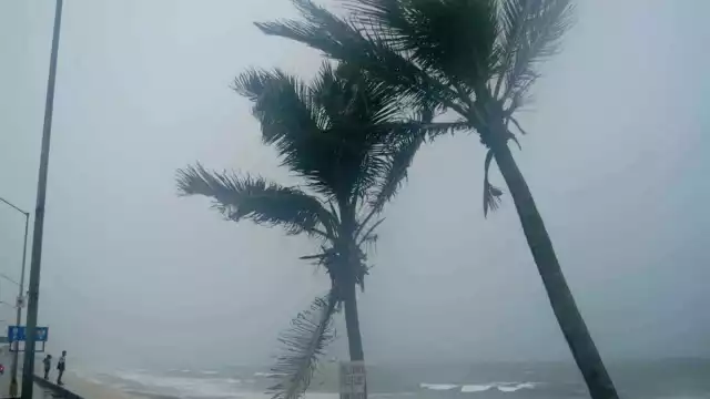 La zona de baja presión en el Atlántico interactúa con una Onda Tropical cercana a las Islas de Barlovento
