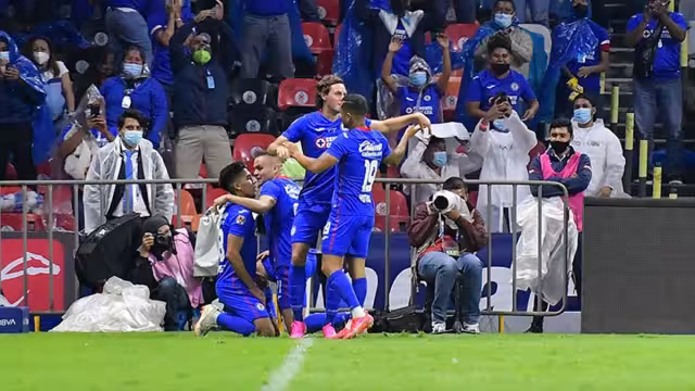 El duelo Puebla vs Cruz Azul tendrá público, pues las autoridades del Estado permitieron un aforo de 30 por ciento aproximadamente estarán en las gradas 14 mil personas.