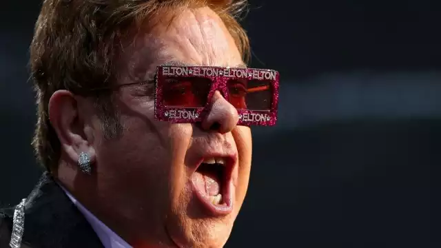 Elton John pospuso dos conciertos en Estados Unidos, de su larga gira de despedida, debido a que dio positivo a COVID-19