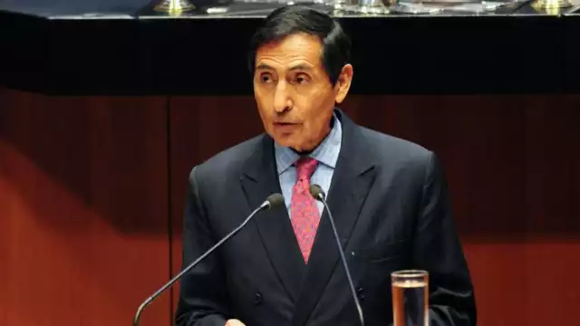 El titular de Hacienda dijo que se encuentra aislado y atendiendo los asuntos laborales desde casa