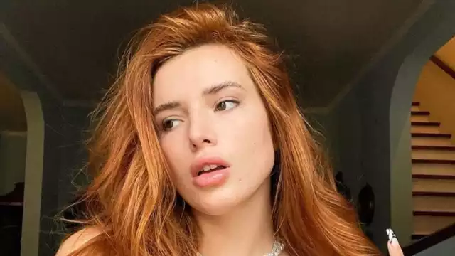 Bella Thorne se besa con actriz porno.