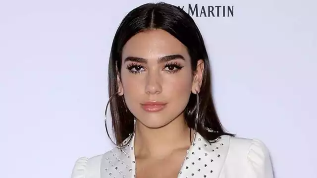 Dua Lipa muestra lo espléndida y ardiente que se ve con medias red