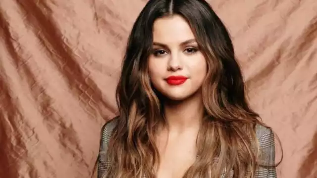 Selena Gómez insultó a un fan por criticar su forma de beber luego de que se sometiera a un trasplante de riñón. La cantante usó sus redes sociales para defenderse y llamarlo “idiota”