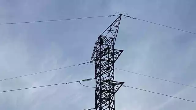 No se conocen las razones del hombre para subir y amenazar con lanzarse