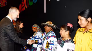 Durante su recorrido por los pabellones de Fitur, los reyes se detuvieron algunos minutos en el espacio dedicado a México