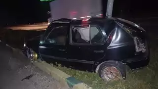 En la escena del accidente también se encontró un vehículo con varios daños sobre el camellón