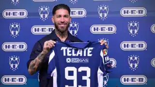 Sergio Ramos con el jersey de Monterrey