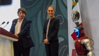 La gobernadora Delfina Gómez Álvarez dio a conocer a Ceci, una asistente virtual, y a K7, un perro robot que se incorporará a las tareas de apoyo tecnológico