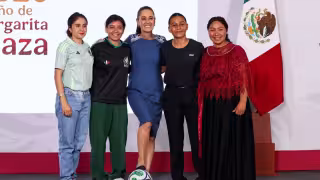 Yolett Cervantes Cuaquehua, originaria de Tlaquilpa, Veracruz, obtuvo el boleto donado por la presidenta Claudia Sheinbaum para asistir al partido inaugural del Mundial 2026