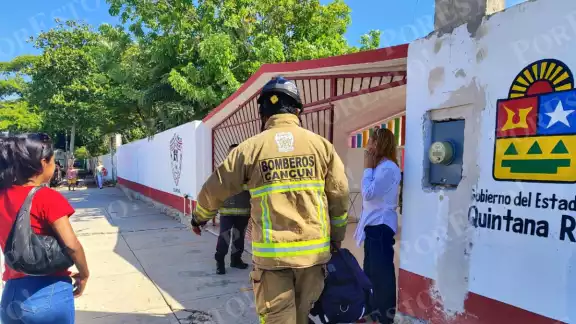 El Cuerpo de Bomberos acudieron de inmediato al plantel al momento de recibir el reporte El Cuerpo de Bomberos acudieron de inmediato al plantel al momento de recibir el reporte