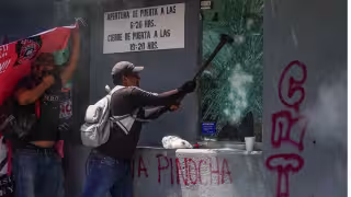 Maestros de la CNTE llegaron  a manifestarse a un edificio de la Secretaría de Educación Pública en Avenida Revolución