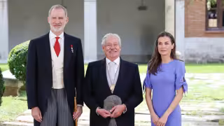 Los reyes de España junto al escritor mexicano, Gustavo Celorio