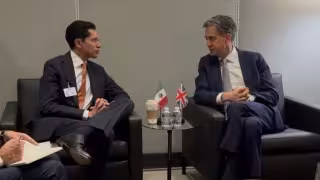 Roberto Velasco, titular de la SRE y  Ed Miliband, secretario de Estado para Asuntos Exteriores del Reino Unido
