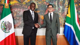 La visita diplomática fue presentada por el canciller Roberto Velasco como un gesto de reciprocidad histórica