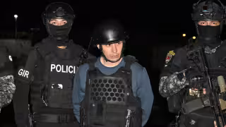 El arribo de 'Lobo Menor' se realizó bajo un fuerte dispositivo de seguridad en el aeropuerto de Guayaqui