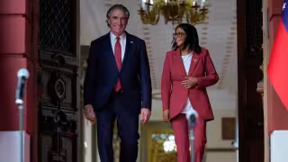 Doug Burgum, secretario del Interior de Estados Unidos y  Delcy Rodríguez , presidenta interina de Venezuela