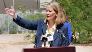 Kris Mayes, fiscal general de Arizona