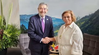 Juan Ramón de la Fuente, secretario de Relaciones Exteriores junto a su homóloga colombiana, Rosa Villavicencio