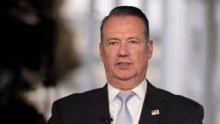 Todd Lyons, presentó su renuncia al Servicio de Inmigración y Control de Aduanas de Estados Unidos (ICE), en medio de cuestionamientos por la política migratoria