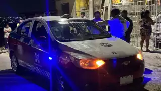 Aparentemente el taxista conducía a exceso de velocidad, causando que no frenara a tiempo