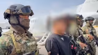 Su traslado se realizó bajo un dispositivo de seguridad encabezado por elementos de operaciones especiales de la Secretaría de Marina