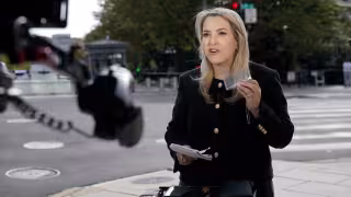 Betsy Klein. periodista de la cadena CNN que fue vetada para ingresar a la Casa Blanca