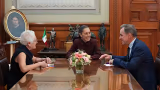 La presidenta recibió en Palacio Nacional al historiador y especialista en economía Niall Ferguson
