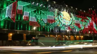 Preparan luces y adornos en el Zócalo de CDMX por celebración de Fiestas Patrias
