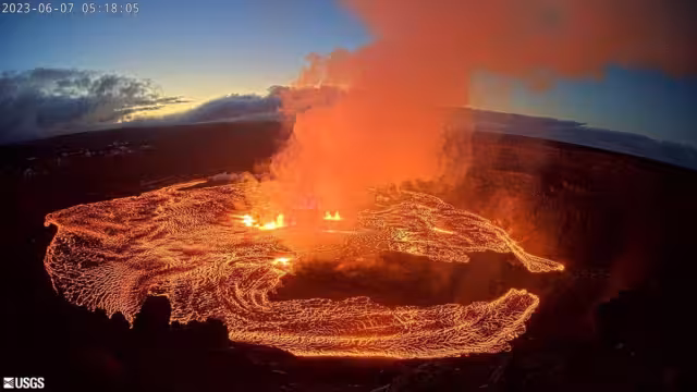 A diferencia de volcanes explosivos, el Kilauea es un volcán en escudo, caracterizado por lava basáltica fluida