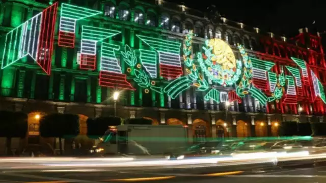 Preparan luces y adornos en el Zócalo de CDMX por celebración de Fiestas Patrias